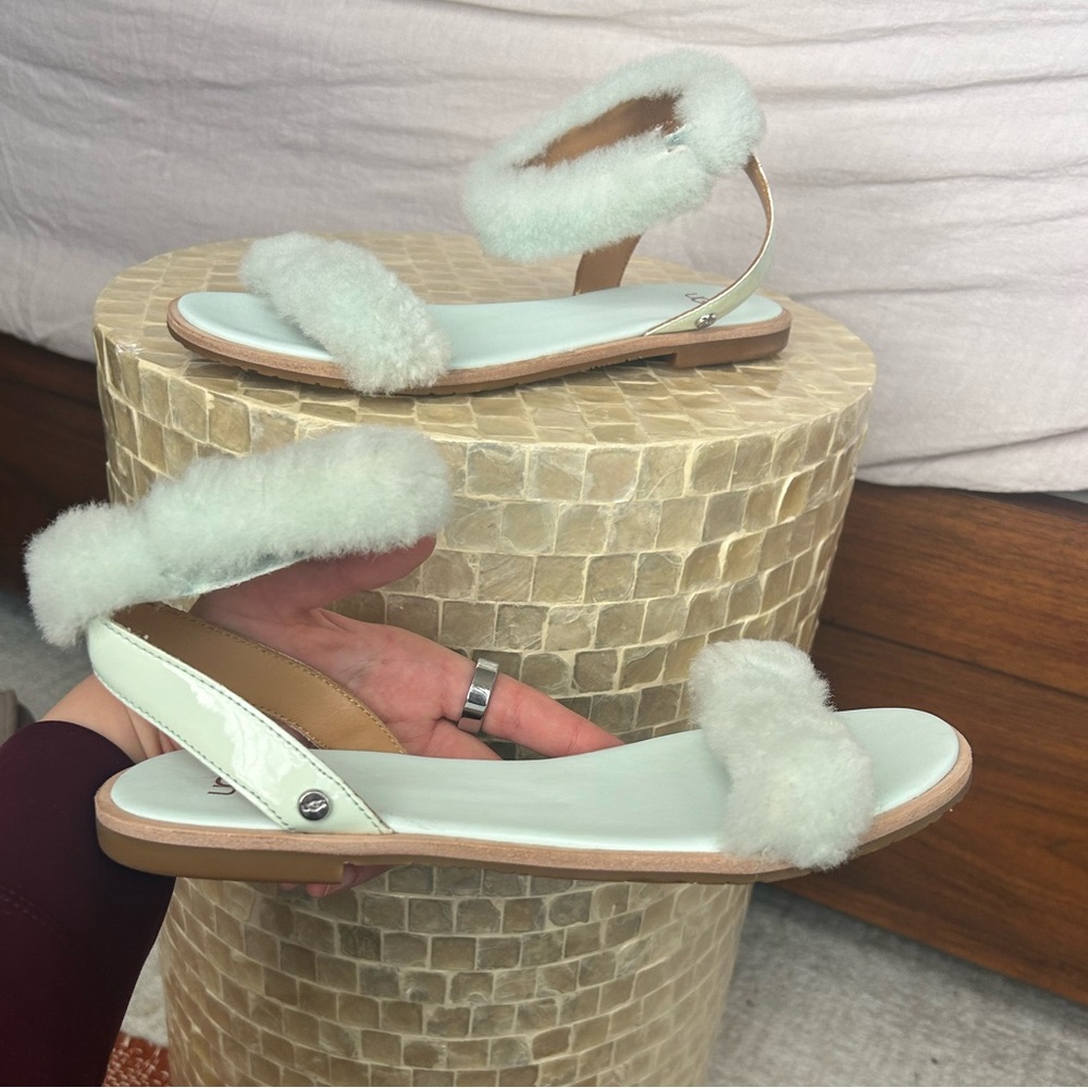 UGG Fluff Springs Sandal Patent Leather - Picture 5 of 9